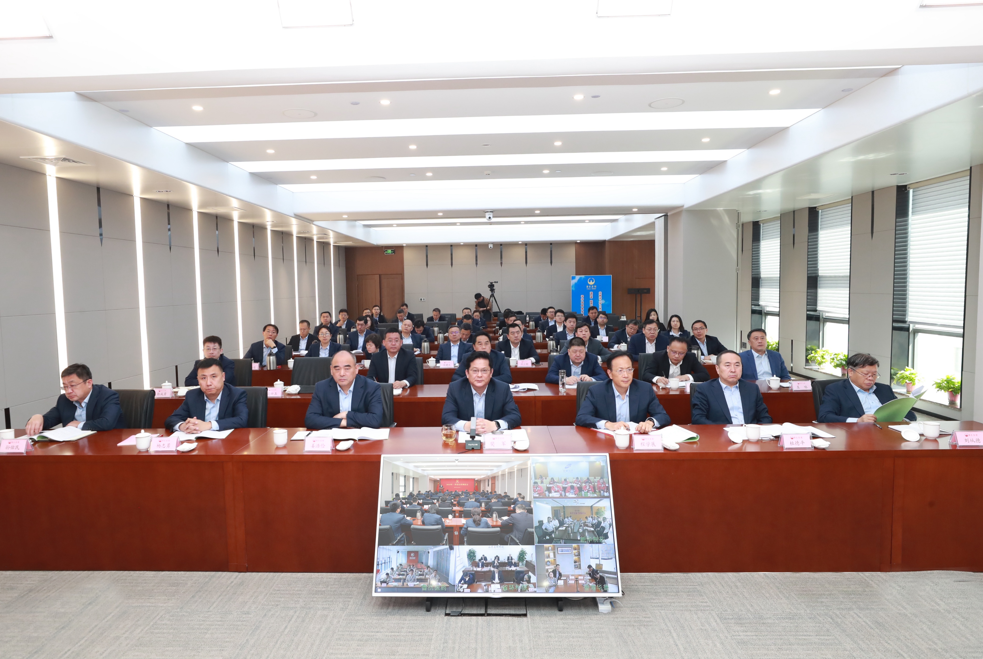 奋战二季度 确保“双过半”“双增长” ——华鲁集团召开2024年一季度经营调度会-2 奋战二季度 确保“双过半”“双增长” ——华鲁集团召开2024年一季度经营调度会-2.jpg