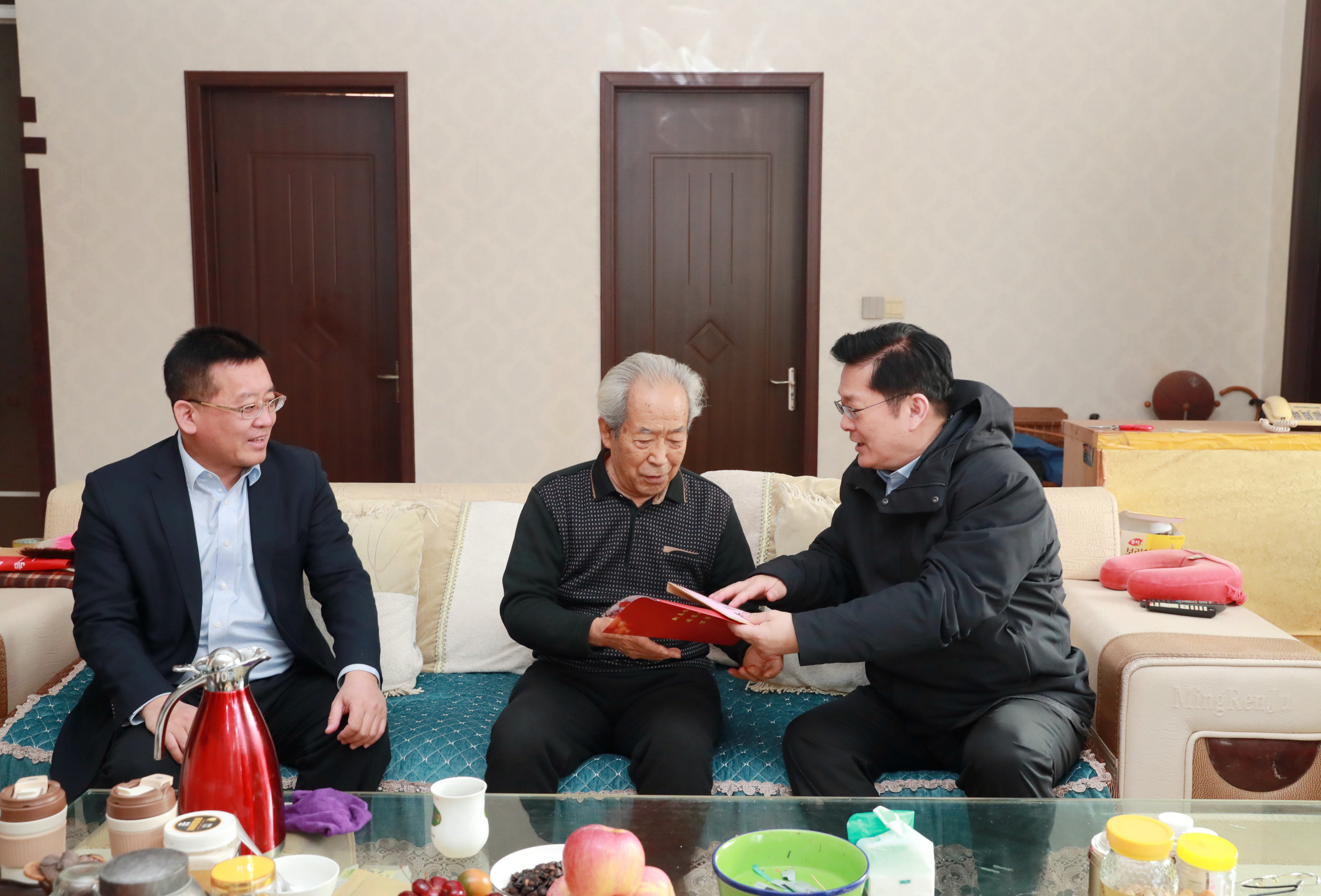 慰问老干部2.jpg